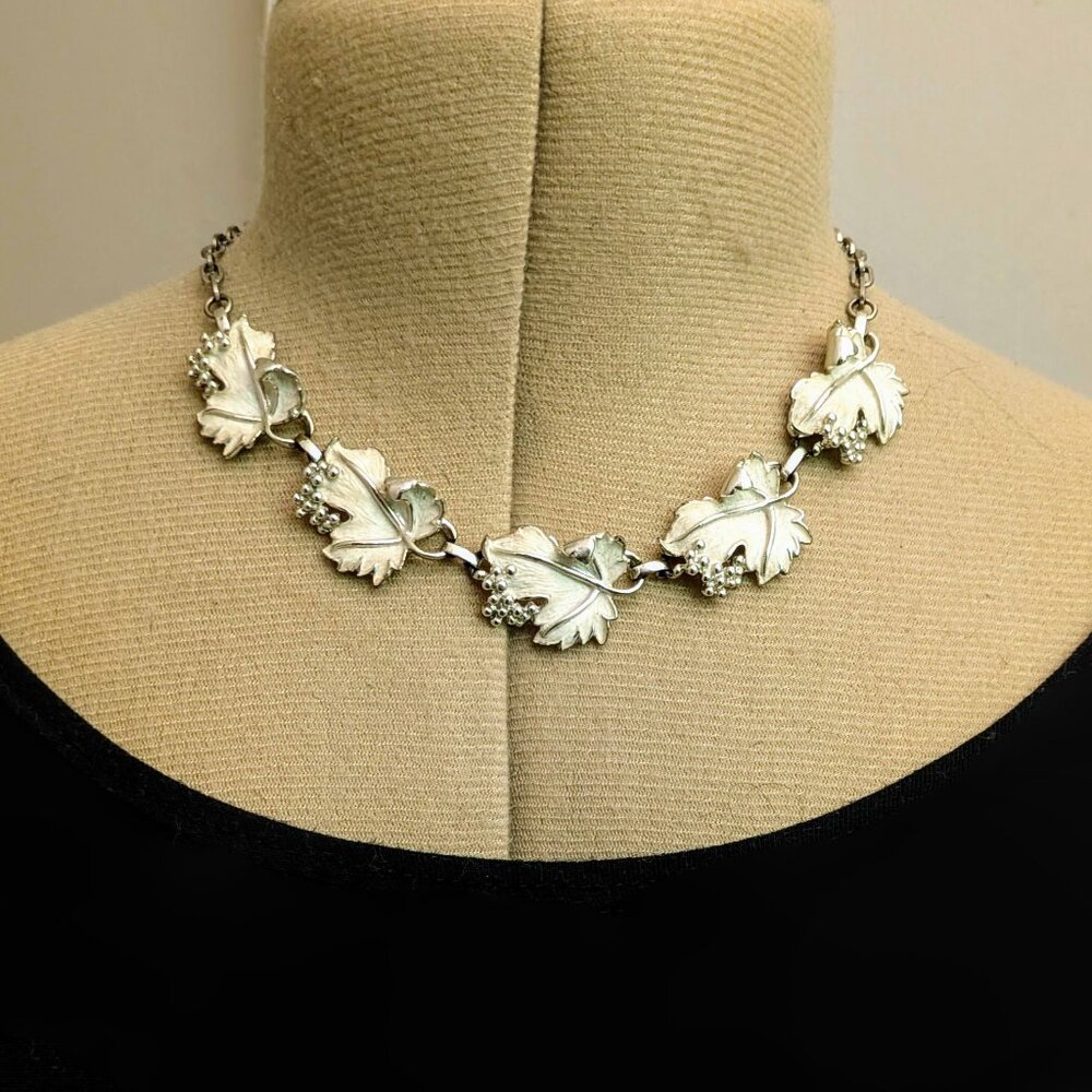 1970s Sarah Coventry vintage white enamel silver toned grape leaves necklace